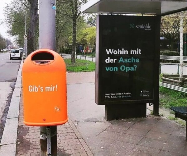 An einer Bushaltestelle im Schaufenster Werbung einer Aktiengesellschaft 
Text: Wohin mit der Asche von Opa?
Daneben ein Mülleimer mit der Aufschrift Gibt's mir!